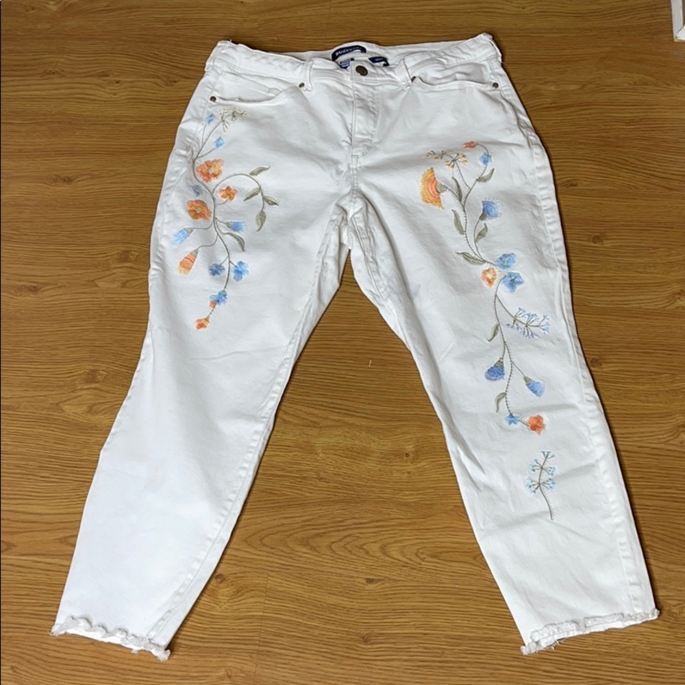 Bandolino Embroidered Floral White Lisbeth Cropped Denim Jeans 14